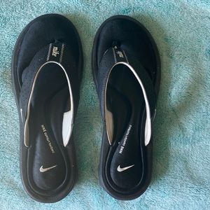 Nike cushioned Flip flops
